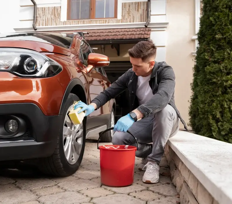 Lavage auto à domicile Saint-Jean-du-Cardonnay : professionnel intervenant sur un véhicule